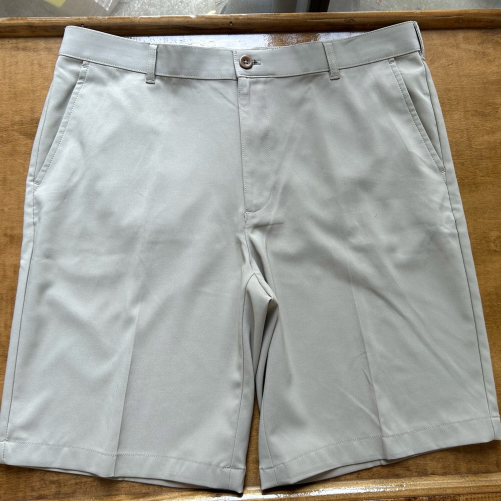 Izod Golf Khaki Flat Front, Straight, Lightweight Casual Shorts, Size 36